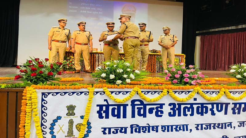 Jaipur: 17 पुलिस अधिकारी व कार्मिक डीजीपी डिस्क-प्रशस्ति रोल व 148 सेवा चिन्हों से सम्मानित